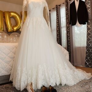 Elegant Lace Long-Sleeve Ivory Wedding Gown